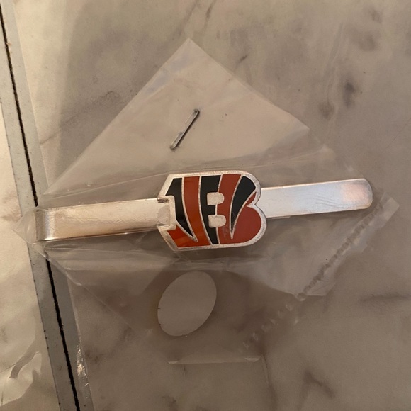 Cincinnati Bengals NFL Football lapel pin 🏈 new - Picture 1 of 7